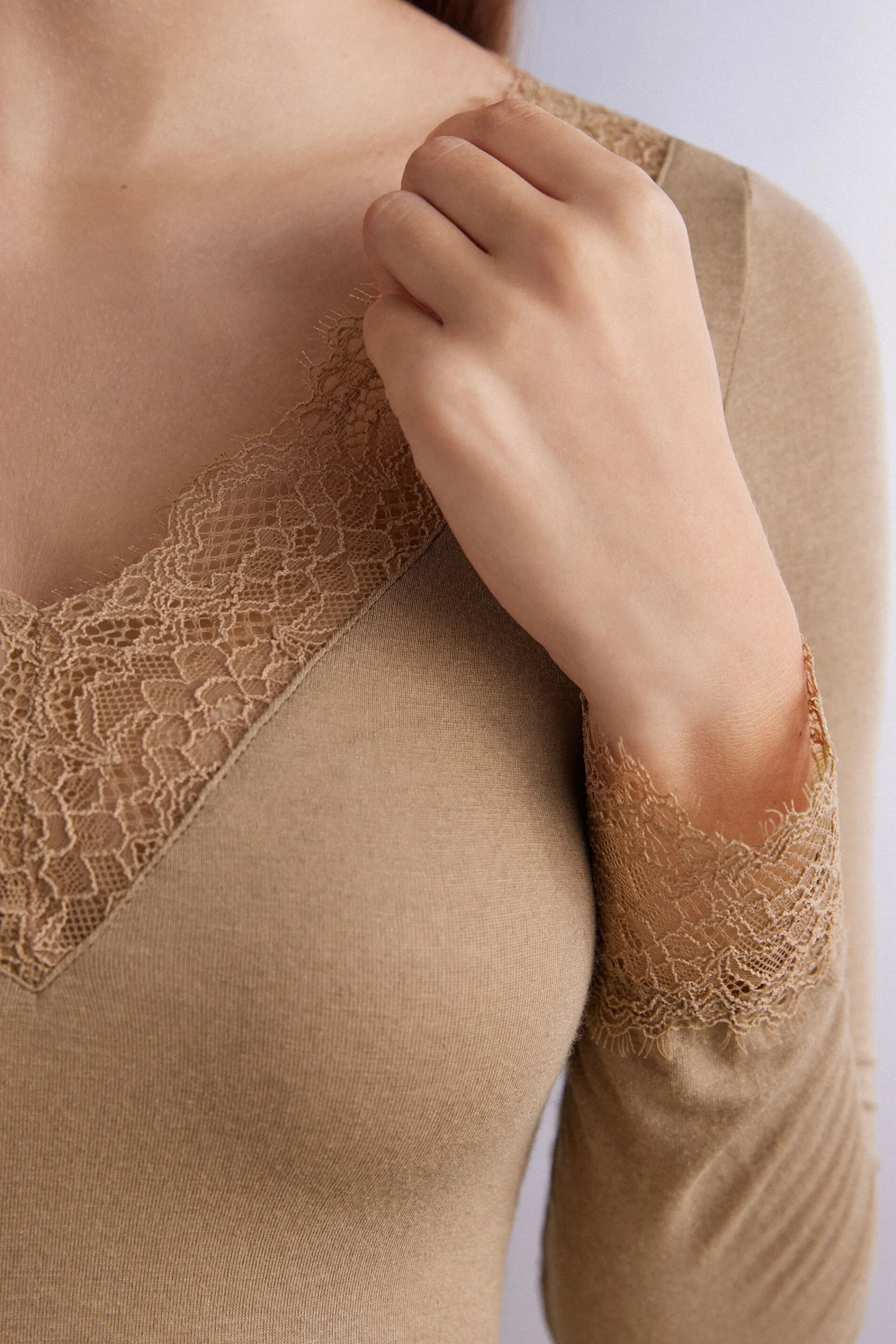 Intimissimi Maglia scollo a V in Modal Cashmere Ultralight e Pizzo