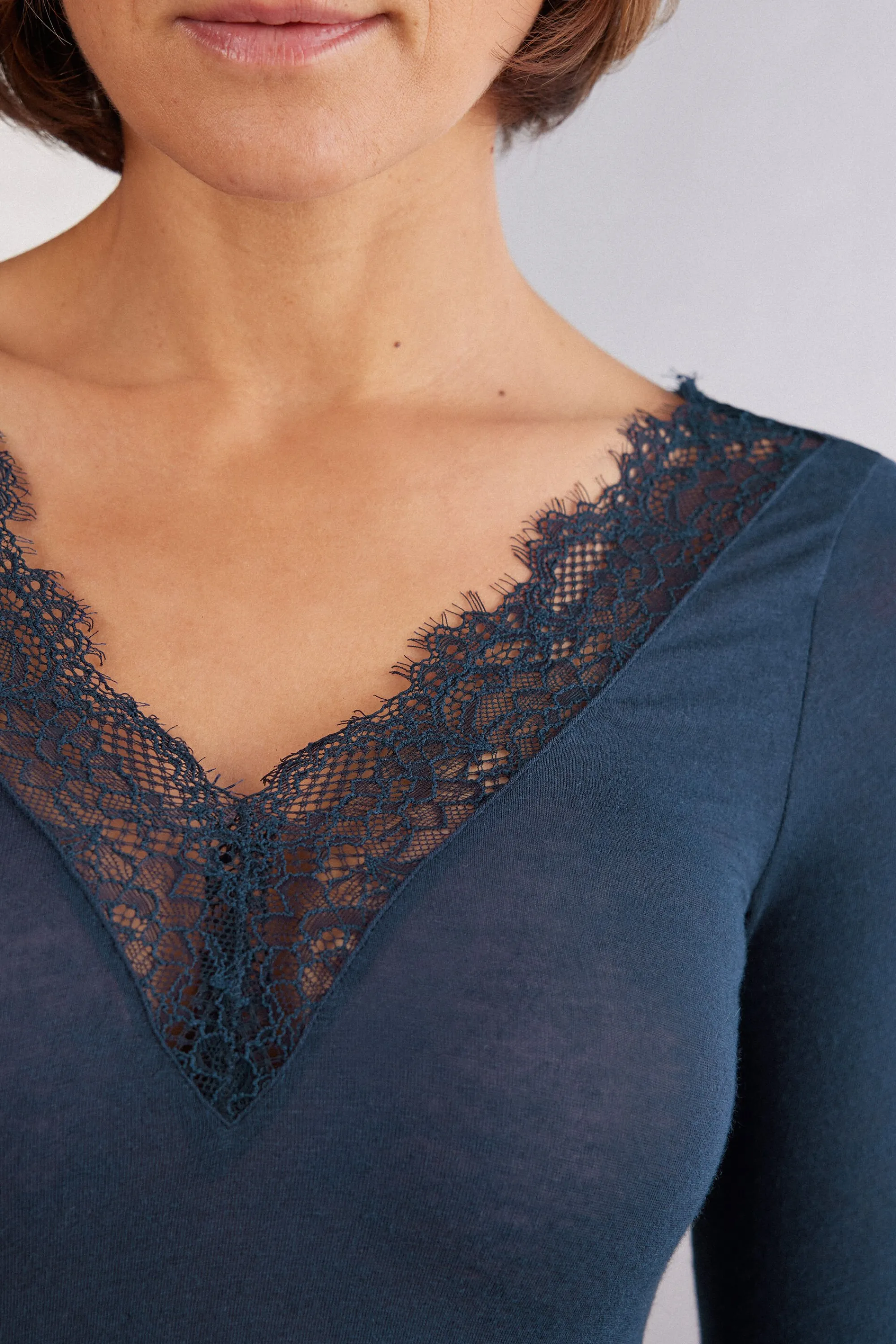 Intimissimi Maglia scollo a V in Modal Cashmere Ultralight e Pizzo