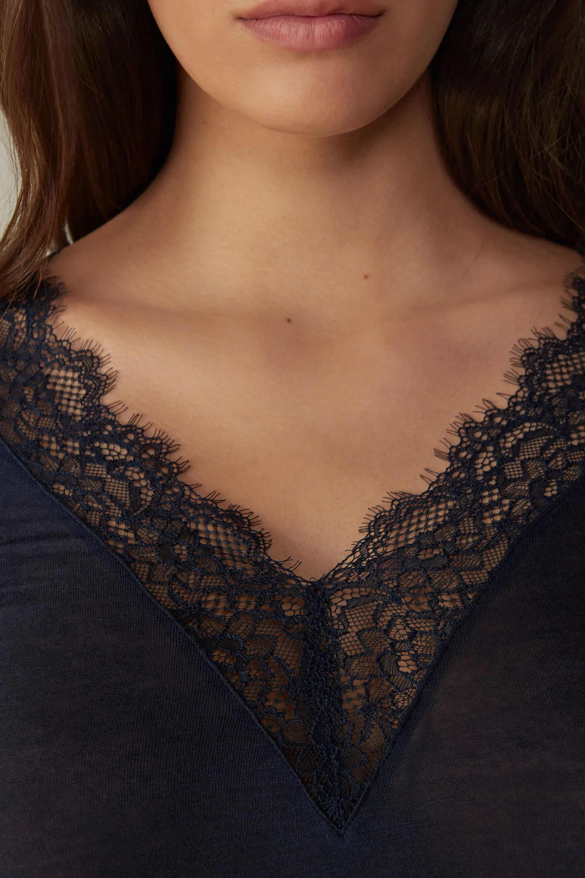 Intimissimi Maglia scollo a V in Modal Cashmere Ultralight e Pizzo